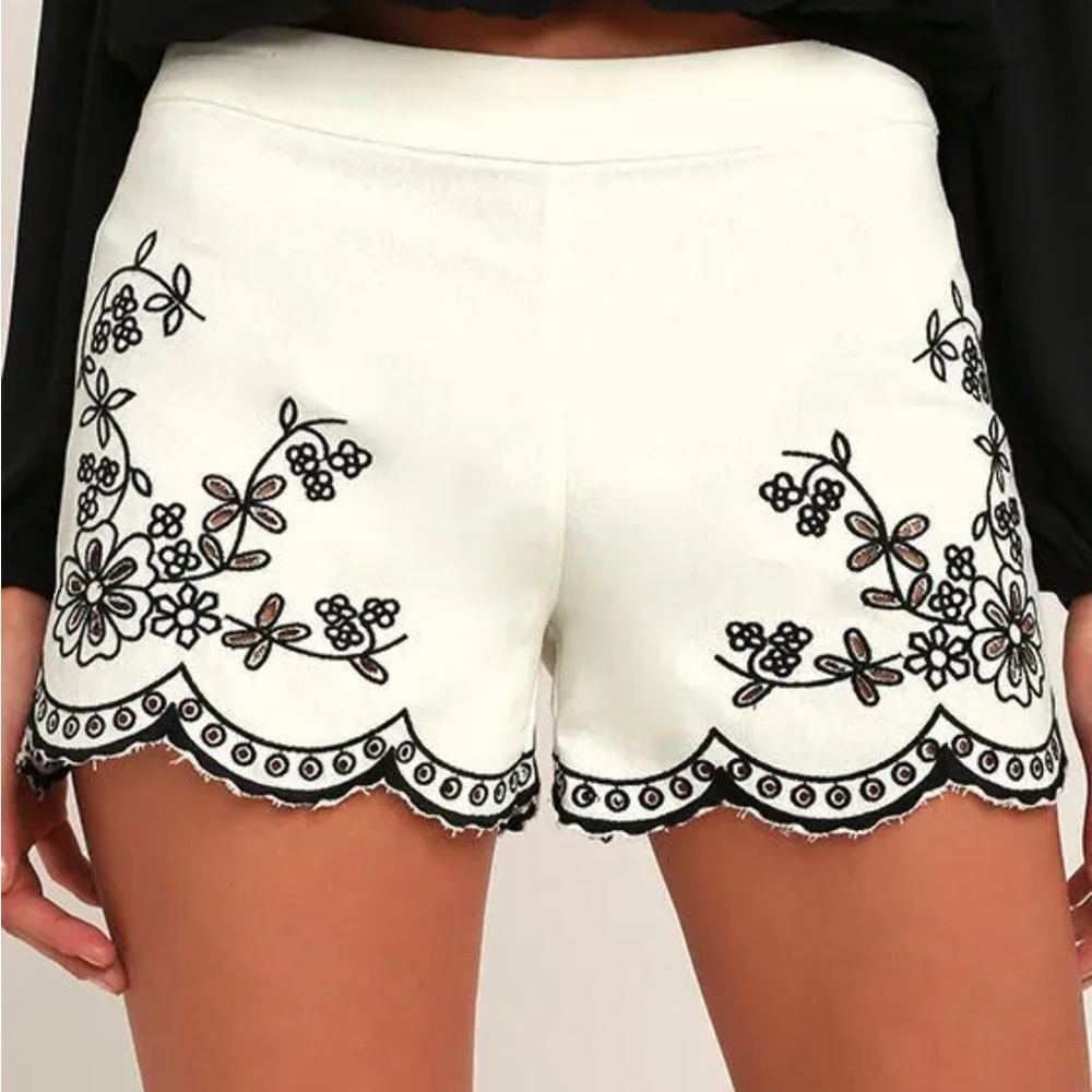 Lulu’s Lookout Point Ivory Embroidered Shorts, size small